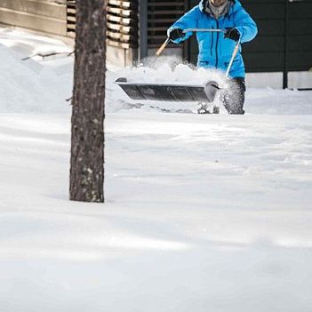 Лопата-скрепер снігоприбиральна Fiskars SnowXpert (1003470)