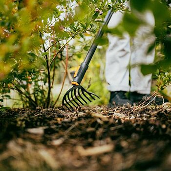 Грабли универсальные для роз Fiskars OneClick (1080676)
