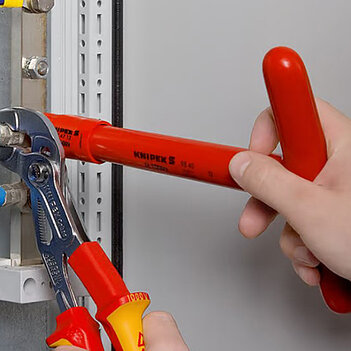 Клещи переставные диэлектрические KNIPEX Cobra Cr-V 250 мм с кнопочным фиксатором 1000V VDE (87 26 250)