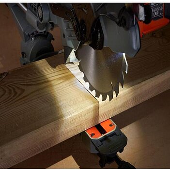 Пила торцовочная Black&Decker (BES701)