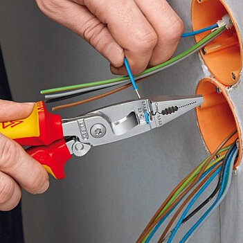 Длинногубцы прямые диэлектрические со съемниками изоляции KNIPEX 6в1 1000V VDE 200 мм (13 96 200)