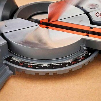 Пила торцювальна Black&Decker (BES702)