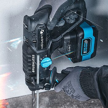 Акумулятор Li-Ion Hoegert 18,0В 2,0 А/г + акумулятор Li-Ion 18,0В 6,0 А/г + зарядний пристрій (SET22-HT2E239)