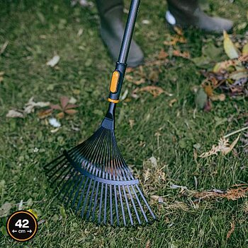 Грабли веерные для листьев Fiskars OneClick (1080675)