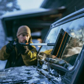 Щетка со шкребком телескопическая Fiskars X-series поворотная (1078492)