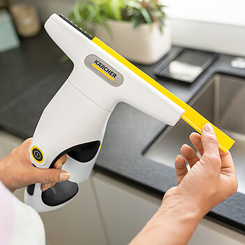 Пылесос аккумуляторный для окон Karcher WV 1 Compact Care (1.633-628.0)
