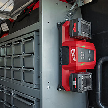 Зарядний пристрій Milwaukee M18 MDBSC DUAL SUPER CHARGER (4932498557)