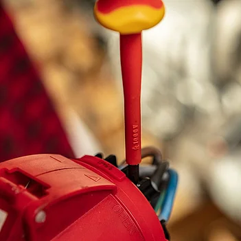 Отвертка крестовая диэлектрическая Neo Tools S2 PH2 х 100 мм 1000V (04-139)