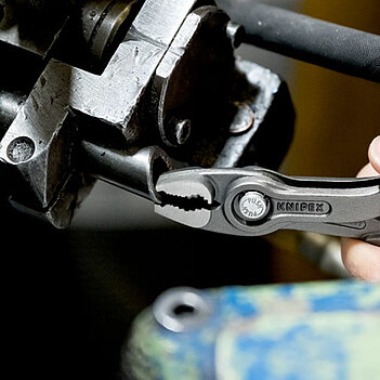 Плоскогубці KNIPEX TwinGrip Cr-V 150 мм (82 02 150)