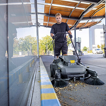 Подметальная машина аккумуляторная Karcher KM 70/25 C Bp 2SB (1.517-230.0) - без аккумулятора и зарядного устройства