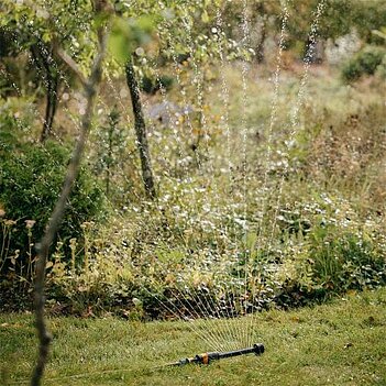Дождеватель осциллирующий Fiskars Solid M (1070835)