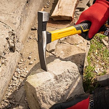 Молоток каменщика MASTERTOOL 600 г (02-0921)