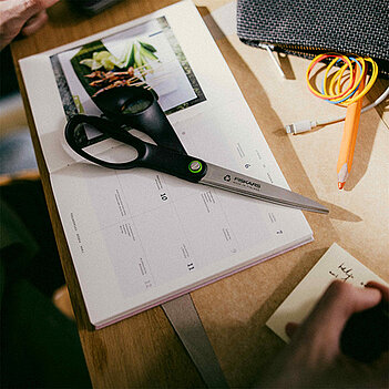 Ножиці господарські Fiskars Functional Form ReNew (1074547)