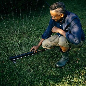 Дощувач осцилюючий Fiskars X-Series S-M (1070832)