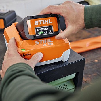 Зарядное устройство Stihl AL301 (EA094305500)