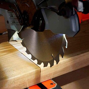 Пила торцювальна Black&Decker (BES702)