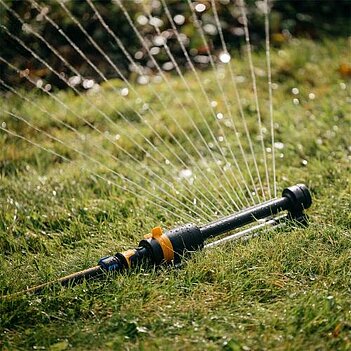 Дождеватель осциллирующий Fiskars Solid M (1070835)