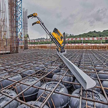 Виброрейка аккумуляторная DeWalt POWERSHIFT (DCPS330N) - без аккумулятора и зарядного устройства