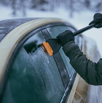 Щетка со шкребком Fiskars Solid (1078496)