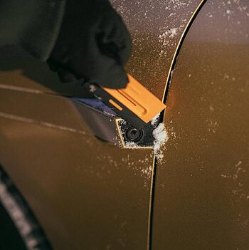 Щетка со шкребком телескопическая Fiskars X-series (1078493)