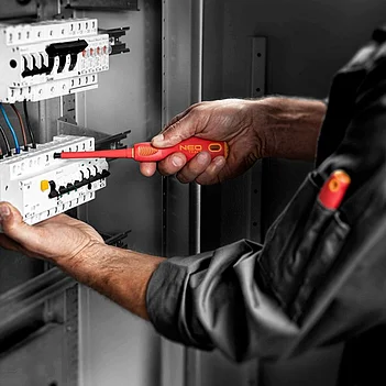 Отвертка крестовая диэлектрическая Neo Tools S2 PZ1 х 80 мм 1000V (04-062)