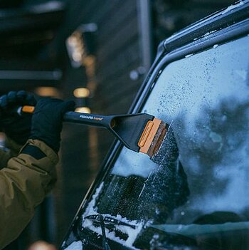Щетка со шкребком телескопическая Fiskars X-series (1078493)