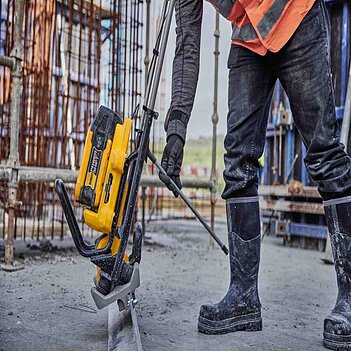 Виброрейка аккумуляторная DeWalt POWERSHIFT (DCPS330N) - без аккумулятора и зарядного устройства