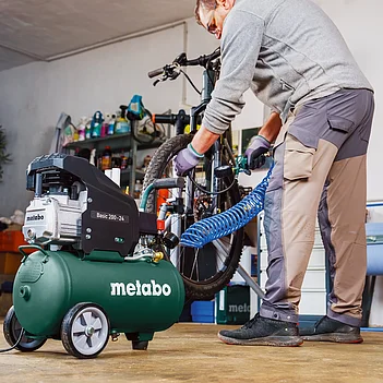 Компрессор масляный Metabo Basic 200-24 (601522000)