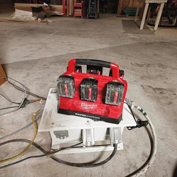 Зарядний пристрій Milwaukee M18 PC6 PACKOUT (4932480162)