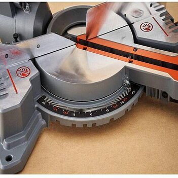 Пила торцовочная Black&Decker (BES701)