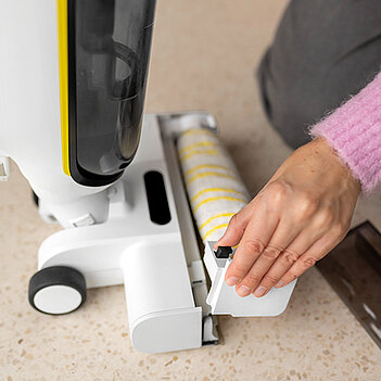 Підлогомийна машина акумуляторна Karcher FCV 4 Dry Extra (1.056-136.0)