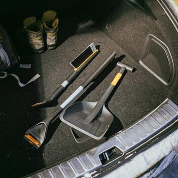 Лопата снегоуборочная автомобильная Fiskars Plus (1079857)