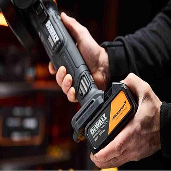 Угловая шлифмашина аккумуляторная DeWalt McLaren F1 Team (DCG45MP2T)
