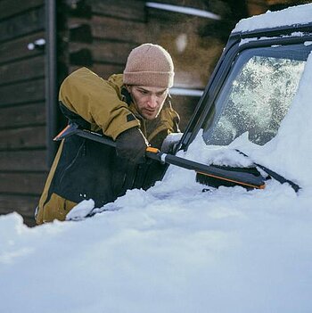 Щетка со шкребком телескопическая Fiskars X-series (1078493)