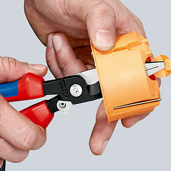 Плоскогубцы KNIPEX 200 мм со съемниками изоляции метрические (13 92 200)
