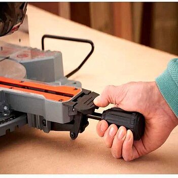 Пила торцювальна Black&Decker (BES702)