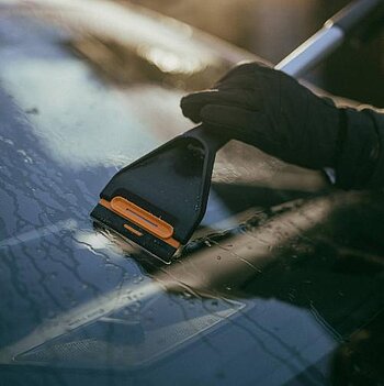 Щетка со шкребком Fiskars Plus (1078495)