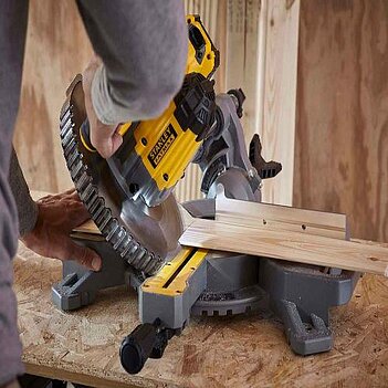 Пила торцовочная аккумуляторная Stanley FATMAX (SFMCS701M1)