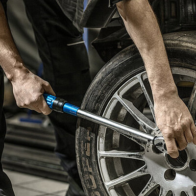 Ключ динамометричний Hoegert 1/4" Cr-V 5-25Нм 255 мм (HT1W710)