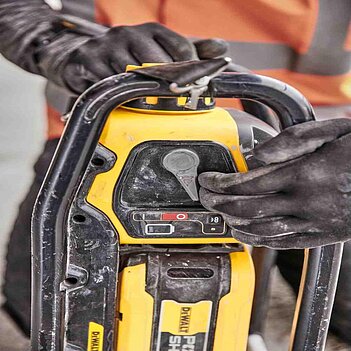 Вибратор для бетона аккумуляторный DeWalt POWERSHIFT (DCPS320N) - без аккумулятора и зарядного устройства