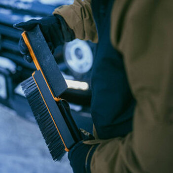 Щетка со шкребком телескопическая Fiskars X-series поворотная (1078492)
