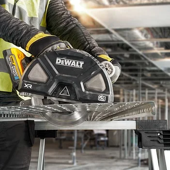 Пила дисковая аккумуляторная DeWalt (DCS383H2)
