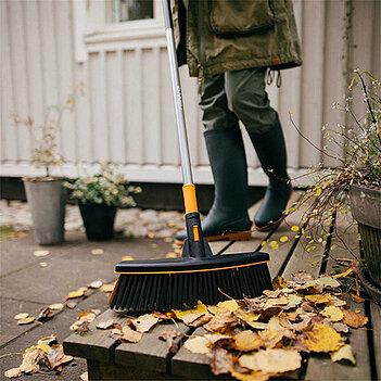 Мітла універсальна Fiskars Ergonomic (1077115)
