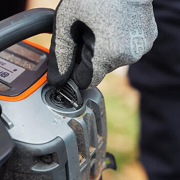 Акумуляторна ланцюгова пила Husqvarna 550iXP (9707458-15) - без акумулятора та зарядного пристрою