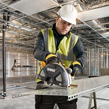 Пила дисковая аккумуляторная DeWalt (DCS383H2)
