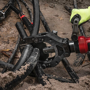 Гидравлический кабельный резак аккумуляторный Milwaukee FORCE LOGIC M18 HCC125-801C (4933499333)