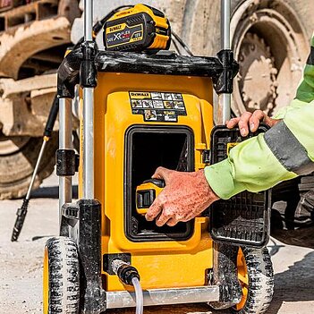 Мийка високого тиску акумуляторна DeWalt (DCMPW1600N) - без акумулятора та зарядного пристрою