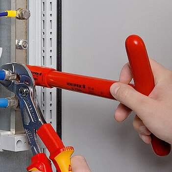 Кліщі переставні KNIPEX Cobra 250 мм з кнопковим фіксатором діелектричні 1000V VDE (7 26 250)