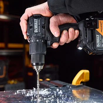Аккумуляторная ударная дрель-шуруповерт DeWalt McLaren F1 TEAM SPECIAL EDITION + набор бит + рулетка (DCD86MP2KT)