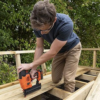 Степлер акумуляторний Black&Decker (BCNG01N) - без акумулятора та зарядного пристрою